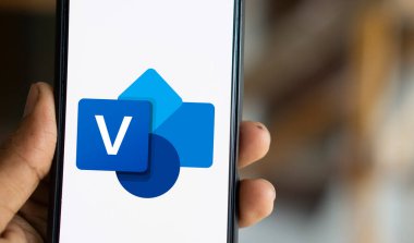 Dhaka, Bangladeş - 01 Ekim 2024: Microsoft Visio logosu akıllı telefonda sergileniyor.