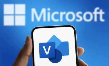 Dhaka, Bangladeş - 01 Ekim 2024: Microsoft Visio logosu akıllı telefonda sergileniyor.