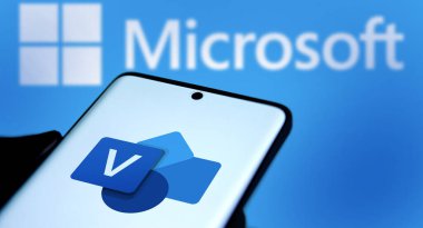 Dhaka, Bangladeş - 01 Ekim 2024: Microsoft Visio logosu akıllı telefonda sergileniyor.