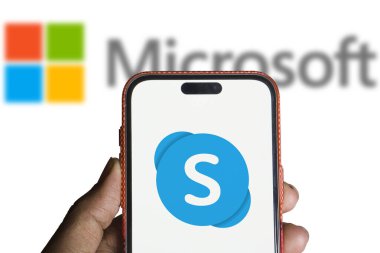 Dhaka. Bangladeş - 02 Ekim 2024: Skype logosu akıllı telefonda gösteriliyor.