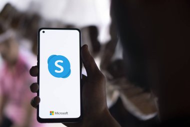 Dhaka. Bangladeş - 02 Ekim 2024: Skype logosu akıllı telefonda gösteriliyor.