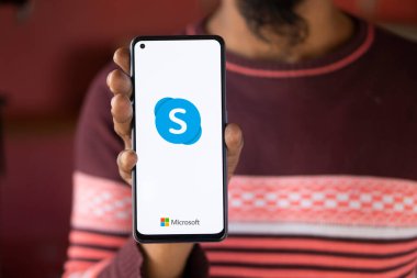 Dhaka. Bangladeş - 02 Ekim 2024: Skype logosu akıllı telefonda gösteriliyor.