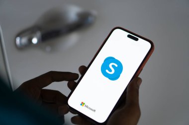 Dhaka. Bangladeş - 02 Ekim 2024: Skype logosu akıllı telefonda gösteriliyor.