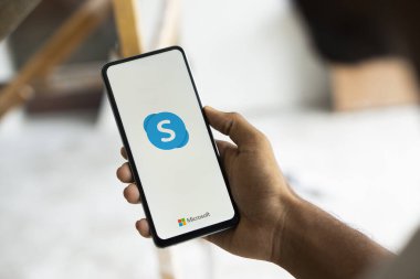 Dhaka. Bangladeş - 02 Ekim 2024: Skype logosu akıllı telefonda gösteriliyor.