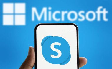 Dhaka. Bangladeş - 02 Ekim 2024: Skype logosu akıllı telefonda gösteriliyor.