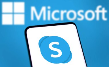 Dhaka. Bangladeş - 02 Ekim 2024: Skype logosu akıllı telefonda gösteriliyor.
