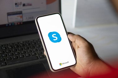 Dhaka. Bangladeş - 02 Ekim 2024: Skype logosu akıllı telefonda gösteriliyor.