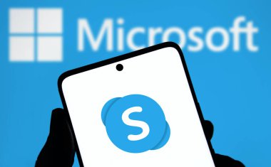 Dhaka. Bangladeş - 02 Ekim 2024: Skype logosu akıllı telefonda gösteriliyor.