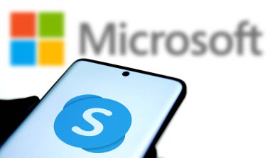 Dhaka. Bangladeş - 02 Ekim 2024: Skype logosu akıllı telefonda gösteriliyor.