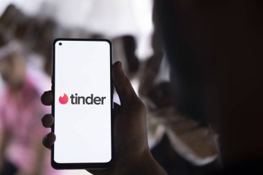 Dhaka, Bangladeş - 02 Ekim 2024: Tinder logosu akıllı telefonda gösteriliyor.