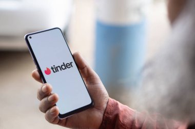 Dhaka, Bangladeş - 02 Ekim 2024: Tinder logosu akıllı telefonda gösteriliyor.