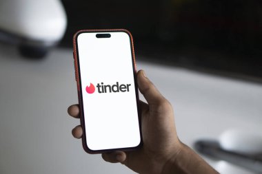 Dhaka, Bangladeş - 02 Ekim 2024: Tinder logosu akıllı telefonda gösteriliyor.