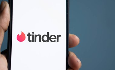 Dhaka, Bangladeş - 02 Ekim 2024: Tinder logosu akıllı telefonda gösteriliyor.