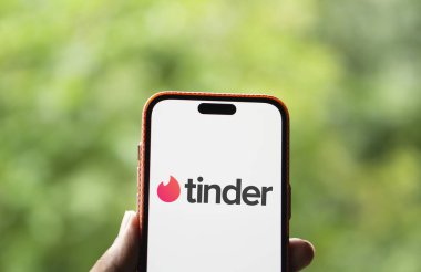 Dhaka, Bangladeş - 02 Ekim 2024: Tinder logosu akıllı telefonda gösteriliyor.