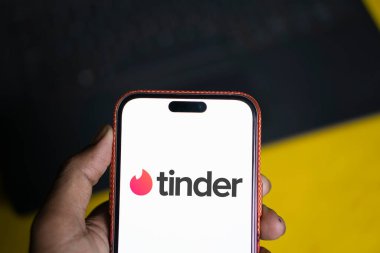 Dhaka, Bangladeş - 02 Ekim 2024: Tinder logosu akıllı telefonda gösteriliyor.