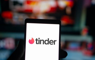 Dhaka, Bangladeş - 02 Ekim 2024: Tinder logosu akıllı telefonda gösteriliyor.