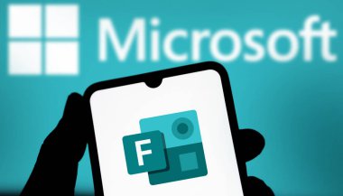 Dhaka, Bangladeş - 02 Ekim 2024: Microsoft Forms logosu akıllı telefonda gösteriliyor.
