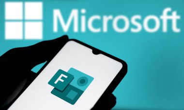 Dhaka, Bangladeş - 02 Ekim 2024: Microsoft Forms logosu akıllı telefonda gösteriliyor.
