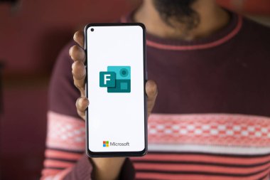 Dhaka, Bangladeş - 02 Ekim 2024: Microsoft Forms logosu akıllı telefonda gösteriliyor.