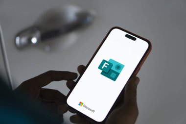 Dhaka, Bangladeş - 02 Ekim 2024: Microsoft Forms logosu akıllı telefonda gösteriliyor.