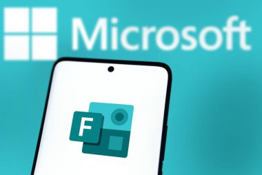 Dhaka, Bangladeş - 02 Ekim 2024: Microsoft Forms logosu akıllı telefonda gösteriliyor.