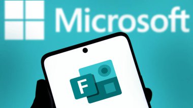 Dhaka, Bangladeş - 02 Ekim 2024: Microsoft Forms logosu akıllı telefonda gösteriliyor.