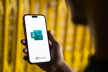 Dhaka, Bangladeş - 02 Ekim 2024: Microsoft Forms logosu akıllı telefonda gösteriliyor.