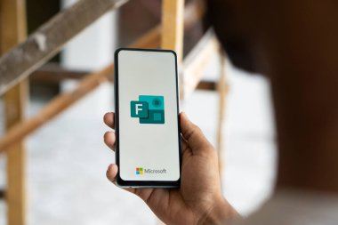Dhaka, Bangladeş - 02 Ekim 2024: Microsoft Forms logosu akıllı telefonda gösteriliyor.