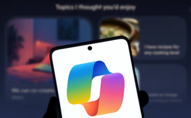Dhaka, Bangladeş - 04 Ekim 2024: Microsoft Copilot logosu akıllı telefonda sergileniyor.