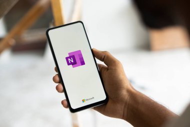 Dhaka, Bangladeş - 05 Ekim 2024: Microsoft OneNote logosu akıllı telefonda sergileniyor.