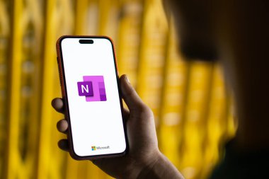 Dhaka, Bangladeş - 05 Ekim 2024: Microsoft OneNote logosu akıllı telefonda sergileniyor.