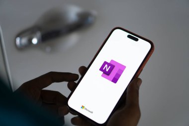 Dhaka, Bangladeş - 05 Ekim 2024: Microsoft OneNote logosu akıllı telefonda sergileniyor.