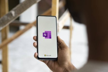 Dhaka, Bangladeş - 05 Ekim 2024: Microsoft OneNote logosu akıllı telefonda sergileniyor.