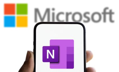 Dhaka, Bangladeş - 05 Ekim 2024: Microsoft OneNote logosu akıllı telefonda sergileniyor.