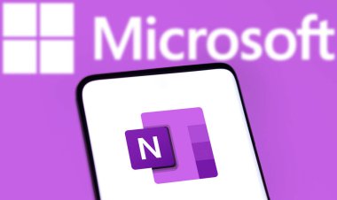 Dhaka, Bangladeş - 05 Ekim 2024: Microsoft OneNote logosu akıllı telefonda sergileniyor.