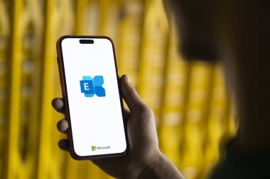 Dhaka, Bangladeş - 05 Ekim 2024: Microsoft Exchange Server logosu akıllı telefonda gösteriliyor.