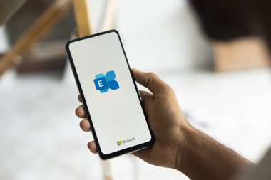 Dhaka, Bangladeş - 05 Ekim 2024: Microsoft Exchange Server logosu akıllı telefonda gösteriliyor.