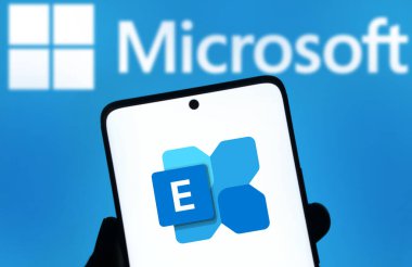 Dhaka, Bangladeş - 05 Ekim 2024: Microsoft Exchange Server logosu akıllı telefonda gösteriliyor.