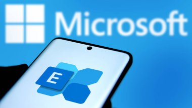 Dhaka, Bangladeş - 05 Ekim 2024: Microsoft Exchange Server logosu akıllı telefonda gösteriliyor.