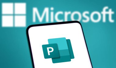 Dhaka, Bangladeş - 05 Ekim 2024: Microsoft Yayımcı logosu akıllı telefonda gösteriliyor.