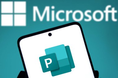 Dhaka, Bangladeş - 05 Ekim 2024: Microsoft Yayımcı logosu akıllı telefonda gösteriliyor.