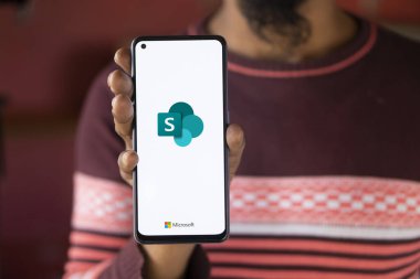 Dhaka, Bangladeş - 05 Ekim 2024: Microsoft SharePoint logosu akıllı telefonda gösteriliyor.