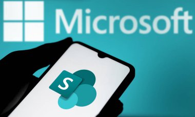 Dhaka, Bangladeş - 05 Ekim 2024: Microsoft SharePoint logosu akıllı telefonda gösteriliyor.