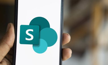 Dhaka, Bangladeş - 05 Ekim 2024: Microsoft SharePoint logosu akıllı telefonda gösteriliyor.
