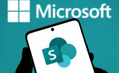 Dhaka, Bangladeş - 05 Ekim 2024: Microsoft SharePoint logosu akıllı telefonda gösteriliyor.