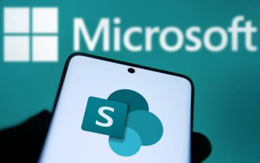 Dhaka, Bangladeş - 05 Ekim 2024: Microsoft SharePoint logosu akıllı telefonda gösteriliyor.