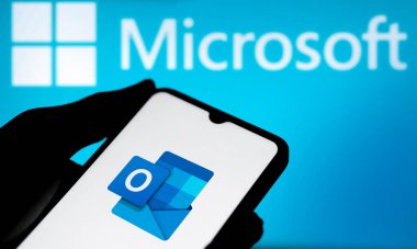 Dhaka, Bangladeş - 05 Ekim 2024: Microsoft Outlook logosu akıllı telefonda gösteriliyor.