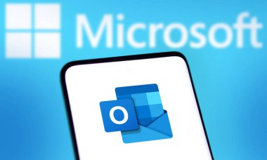 Dhaka, Bangladeş - 05 Ekim 2024: Microsoft Outlook logosu akıllı telefonda gösteriliyor.