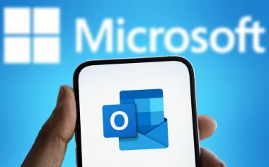Dhaka, Bangladeş - 05 Ekim 2024: Microsoft Outlook logosu akıllı telefonda gösteriliyor.