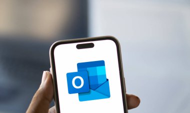 Dhaka, Bangladeş - 05 Ekim 2024: Microsoft Outlook logosu akıllı telefonda gösteriliyor.